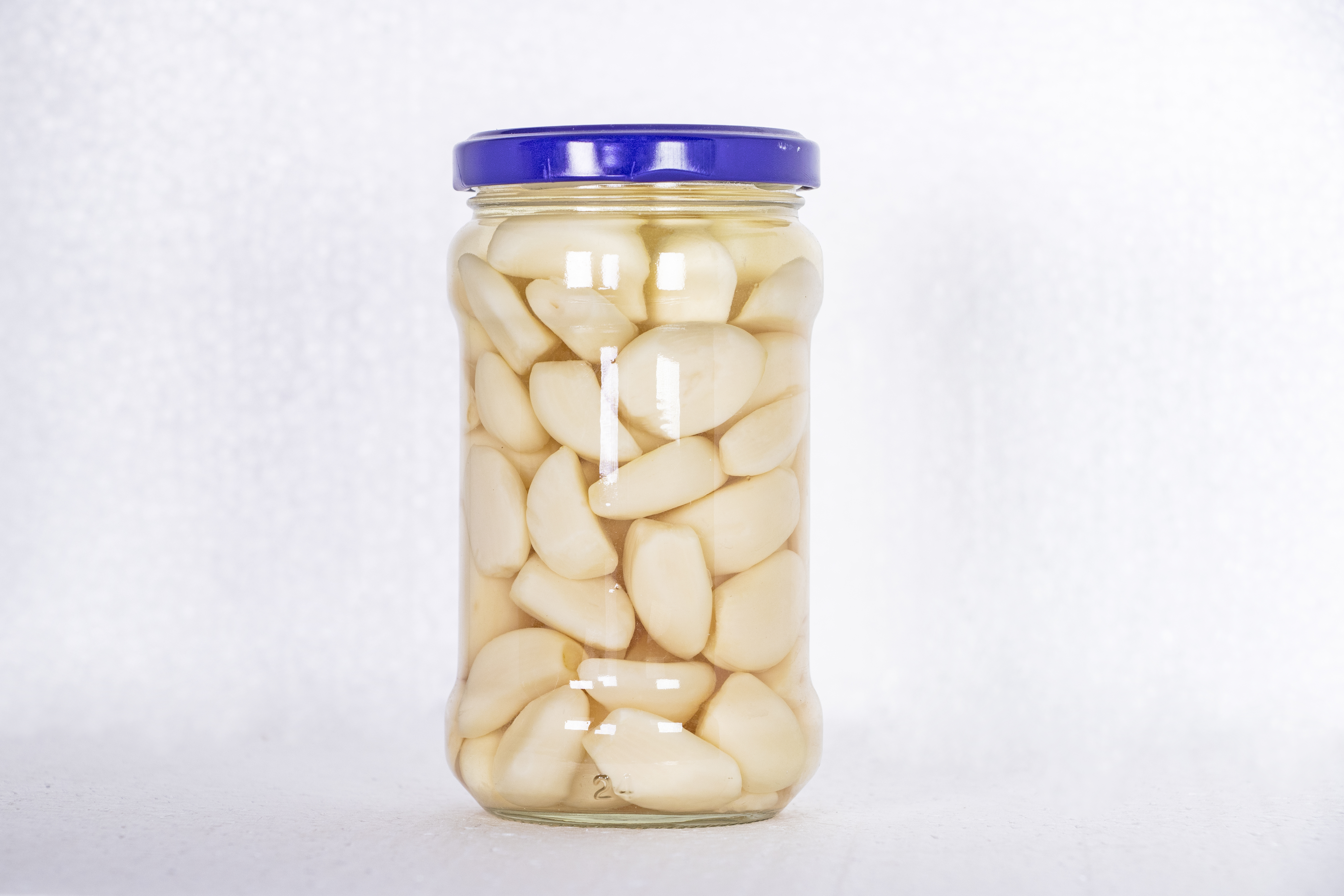 GARLIC CLOVES IN WATER